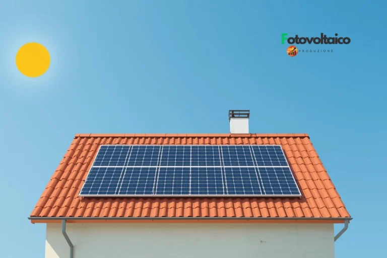 Impianto solare termico che funziona in inverno con collettori sottovuoto, neve e sole debole sullo sfondo.